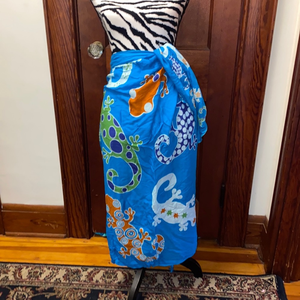 Blue with geckos swim sarong, one size made in Indonesia - Picture 3 of 6